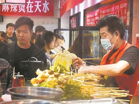 这个清明假期，“网红”城市持续红火  在清明假期，到天水吃麻辣烫成为很多游客的选