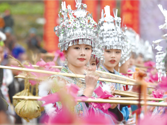 广西：万人同庆百鸟衣芦笙坡会