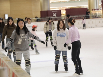 亚冬会再燃冰雪热 “小土豆”冰场飞驰