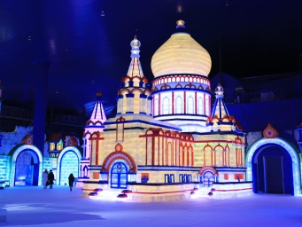 World's largest indoor icansnow theme park opens in Harbin