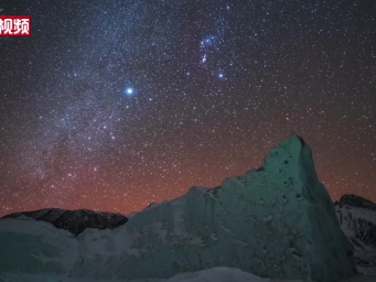 冬日西藏来古冰川的壮丽星空