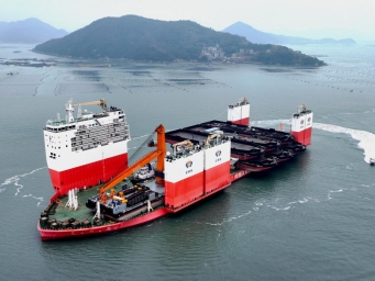 World's third largest semsubmersible shipping vessel sets sail to Guinea