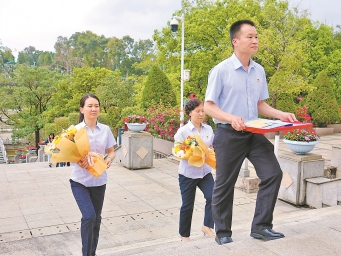 广州推出多样化祭扫服务 书信寄哀思 纸短情绵长  为保障市民群众的祭扫需求，广州民