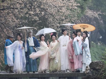 Hanfu beauty shines at cherry blossom festival