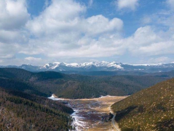 云南普达措：雪山碧水绘就高原生态画卷