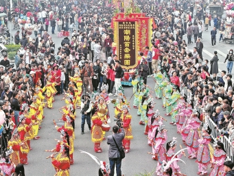 汕头：闹热！近万人巡游队伍绵延超8公里  3月17日，“第十一届潮阳双忠文化节”在汕