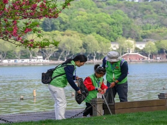 清明小长假 我在西湖边捡垃圾