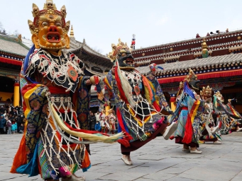 Monks perform Cham dance to pray for good harvest, peaceful life in Qinghai